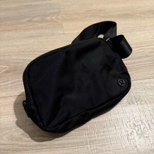 Lululemon everywhere belt bag